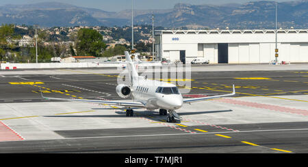 Nizza, Frankreich - April 2019: Hawker 900 XP private Executive Jet auf dem Boden am Flughafen Nizza im Süden Frankreichs. Stockfoto