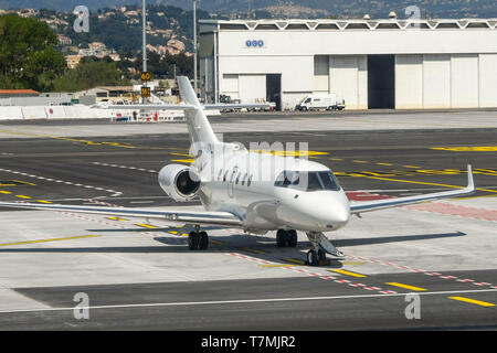 Nizza, Frankreich - April 2019: Hawker 900 XP private Executive Jet auf dem Boden am Flughafen Nizza im Süden Frankreichs. Stockfoto