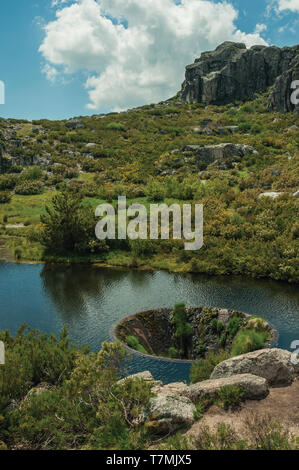Große Doline gebaut als ein Abflußkanal am Covao dos Conchos Stausee in Serra da Estrela. Das höchste Gebirge im kontinentalen Portugal Stockfoto