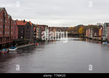 Die Aussicht von Bakke Bru: alte Lagerhäuser Zeile jeder Seite des Flusses Nidelva, Trondheim, Trøndelag, Norwegen Stockfoto