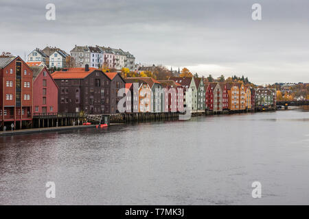 Alte Lagerhäuser säumen den Nidelva Riverside, Bakklandet, Trondheim, Trøndelag, Norwegen Stockfoto