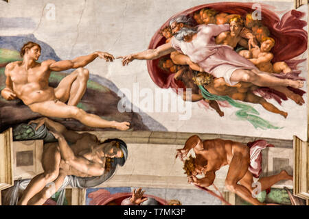 Die Erschaffung des Adam von Michelangelo in der Sixtinischen Kapelle Deckenmalereien, Vatikan, Rom, Italien Stockfoto