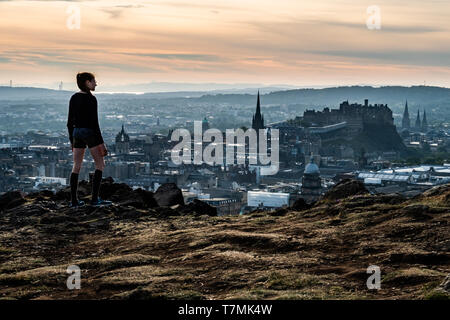 Mit Blick auf Edinburgh von Salisbury Crags, eine jugendlich denkt über Ihre Zukunft. Stockfoto