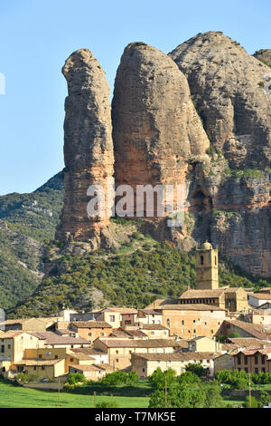 Spanien, Hoya de Huesca, Rio Gallego Valley, Los Mallos, Aguero Dorf Stockfoto