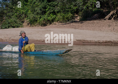 Eine Frau Paddeln im Wasser des Nam Ou Flusses, Laos Stockfoto