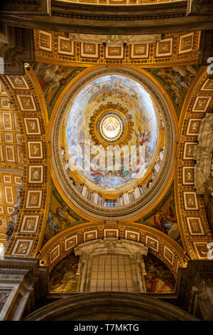 Innenraum der Basilika St. Peter im Vatikan, oder einfach St. Peter Basilika, Rom, Italien Stockfoto