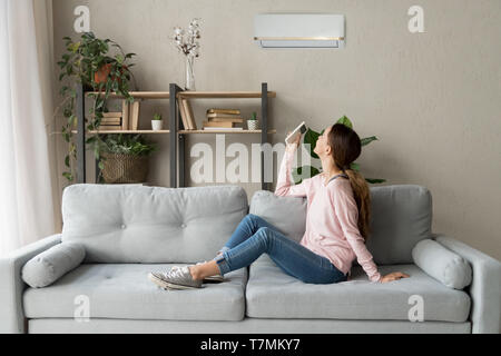 Happy woman holding Kühler System remote Controller frische Luft genießen Stockfoto