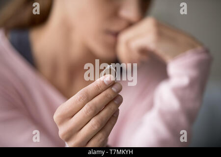 Verärgert Frau mit Ehering Nähe beschnittenes Bild Stockfoto