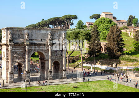 Triumphbogen des Konstantin vom Kolosseum, dem größten Triumphbogen in Rom, Italien Stockfoto