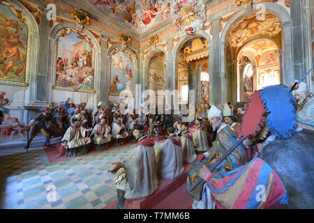 Italien, Piemont, Lago d'Orta, Orta San Giulio, der Sacro Monte, der Hl. Franziskus von Assisi über 20 Kapellen, geschmückt mit Fresken und mit überraschenden terra cotta Statuen in Lebensgröße, unter Sacri Monti im Piemont und der Lombardei listes als Weltkulturerbe von der UNESCO, Kapelle XX, Statuen der Heiligsprechung des Heiligen Franziskus gewidmet Stockfoto