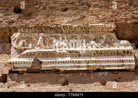 Ein Marmor Fries an der Badeanstalt von Caracalla (Italienisch: Terme di Caracalla) in Rom, Italien Stockfoto