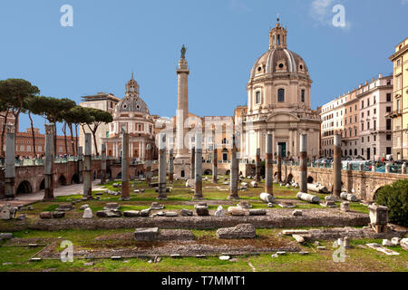 Die beiden Kirchen, Santa Maria di Loreto und der Kirche Santissimo mit dem Forum oder Trajan (12-113 AD) Rom, Italien. Stockfoto