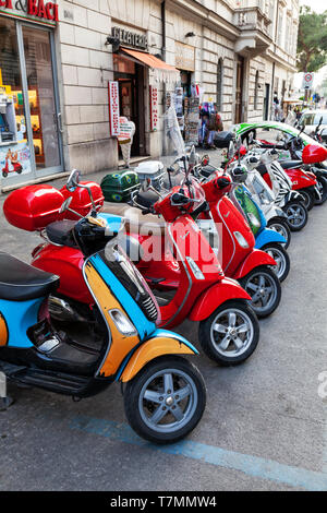 Linie der Vespa in den Straßen von Rom, Italien. Stockfoto