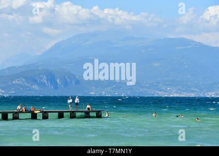 Italien, Lombardei, Gardasee, Sirmione, Strand, Gardasee Jetee Stockfoto