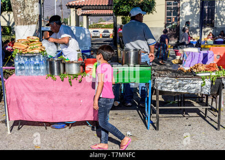 Antigua, Guatemala - 14. April 2019: Street Food stall verkaufen Gegrilltes Fleisch und Sandwiches am Palmsonntag in UNESCO-Weltkulturerbe. Stockfoto