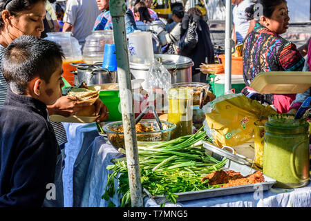 Antigua, Guatemala - 14. April 2019: Street Food stall verkaufen gegrillte Fleischgerichte mit tortillas am Palmsonntag in UNESCO-Weltkulturerbe. Stockfoto