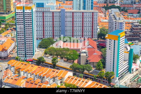 Hohes Wohntürme und flaches shop Häuser und Wohnungen in Chinatown von Singapur. Stockfoto