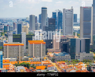 Stadtbild Silhouette der Türme und Wolkenkratzer und Chinatown im Vordergrund Singapur Stockfoto