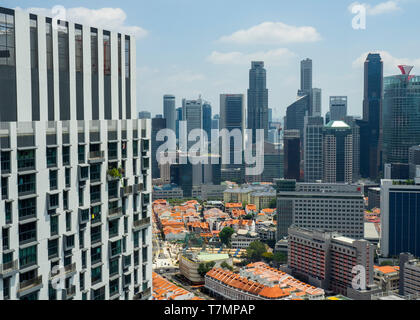 Stadtbild Silhouette der Türme und Wolkenkratzer und Chinatown im Vordergrund Glanz aus 50. Stock Aussichtsplattform bei Pinnacle @ Duxton komplexe Singapur. Stockfoto