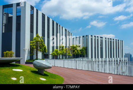 Gartenmöbel auf der 50. Etage Sky Garden Aussichtsplattform bei Pinnacle @ Duxton Apartment Complex Singapur. Stockfoto