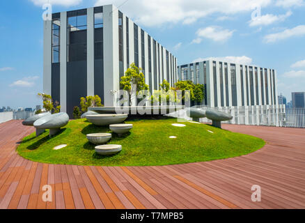 Gartenmöbel auf der 50. Etage Sky Garden Aussichtsplattform bei Pinnacle @ Duxton Apartment Complex Singapur. Stockfoto