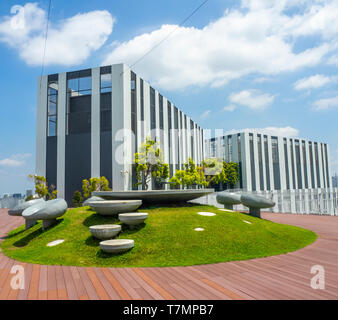 Gartenmöbel auf der 50. Etage Sky Garden Aussichtsplattform bei Pinnacle @ Duxton Apartment Complex Singapur. Stockfoto