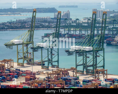 Kräne und Container im Hafen von Singapur Keppel Harbour Singapur. Stockfoto