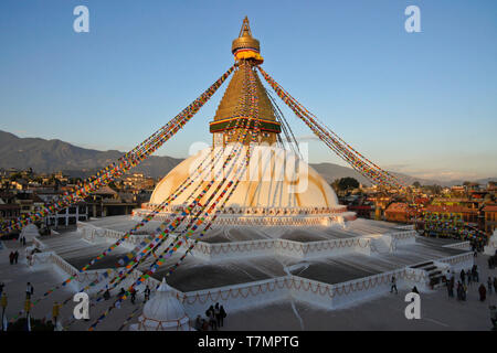 Boudhanath tibetisch-buddhistischen Stupa mit bunten Gebetsfahnen im späten Nachmittag Licht fliegen, Kathmandu, Nepal Stockfoto