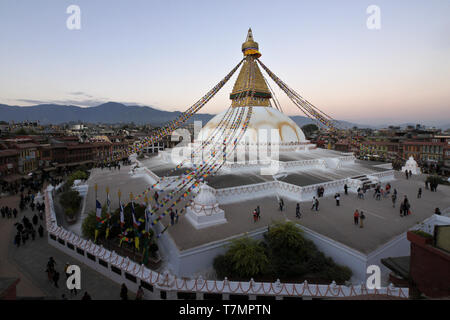 Boudhanath tibetisch-buddhistischen Stupa mit bunten Gebetsfahnen in der Dämmerung fliegen, Kathmandu, Nepal Stockfoto