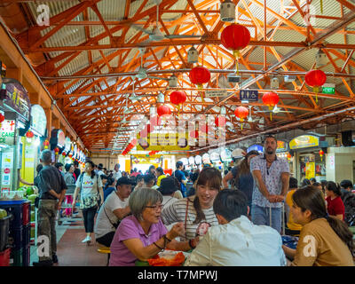 Menschen, einheimische Sitzen essen Mittagessen in Maxwell Food Center einen fliegenden Händler Food Hall in Tanjong Pagar Singapur. Stockfoto