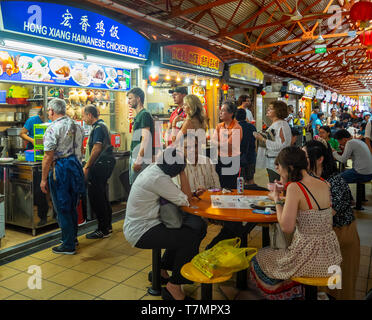 Menschen, Einheimische Schlange für Hainanese an Maxwell Food Center einen fliegenden Händler Food Hall in Tanjong Pagar Singapur. Stockfoto