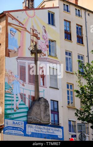 Frankreich, Rhône, Lyon, 4. Arrondissement, Le Plateau Stadtteil La Croix Rousse, Georges Kluber klettern, bemalte Wand zur Ehre der canuts mit ihren Motto: Datei ..... Zeit, bleiben die canuts, überqueren Sie die Ewige redhead... Stockfoto