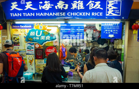 Menschen, Einheimische Schlange für Michelin Stern Tian Tian Hainanese an Maxwell Food Center einen fliegenden Händler Food Hall in Tanjong Pagar Singapur. Stockfoto