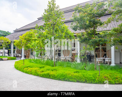 Tische und Stühle für ein Essen im Freien an einem Gebäude im Kolonialstil Dempsey Hill Singapur eingestellt. Stockfoto