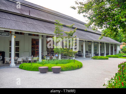 Tische und Stühle für ein Essen im Freien an einem Gebäude im Kolonialstil Dempsey Hill Singapur eingestellt. Stockfoto