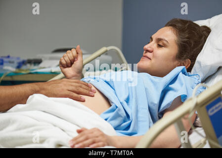 Schwangere Frau im Krankenhaus Zimmer Kontrolle durch den Arzt Stockfoto