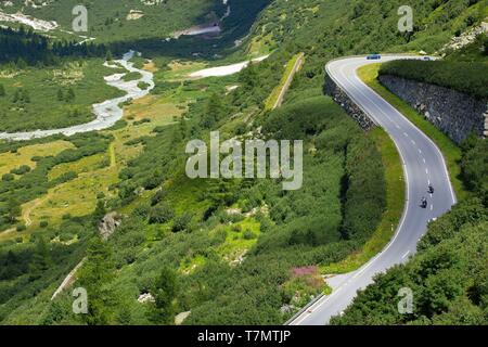 Schweiz, Kanton Wallis, der Rhone absteigend Gletscher in das Tal und die Straße zwischen Gletsch und den Furkapass Stockfoto