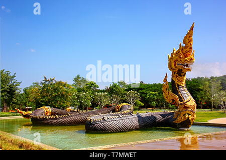 Bunte naga Statue in die thailändische Kultur mit blauem Himmel bakground Stockfoto