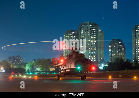 Serbische Luftwaffe Mi-17 (NATO-Code: Hip) Mehrzweck- / Transporthubschrauber von 890th Geschwader in der Nacht Stockfoto