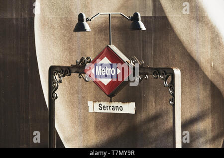 MADRID, Spanien - Juni 04, 2016: Close-up auf Metro Serrano station Zeichen in Madrid Stockfoto