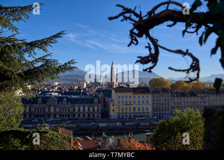 Grenoble, Frankreich, 26. Oktober 2017: Grenoble in der Innenstadt und die Isère Fluss im Herbst Sonnenuntergang Stockfoto