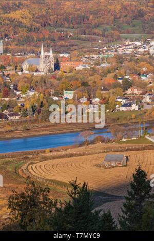 Kanada, Quebec, Capitale-Nationale Region Charlevoix, Baie St-Paul, erhöhten Blick auf die Stadt, Herbst Stockfoto