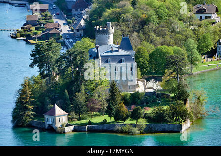 Annecy, Frankreich - 21 April, 2018: Voller Schuß von Duingt Schloss in der See von Annecy in der Nähe der frech Alpen Stockfoto