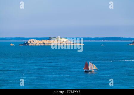 Frankreich, Ille-et-Vilaine, Costa Smeralda, Cancale, maritime fort von Rimains Insel von der Pointe du Grouin Stockfoto