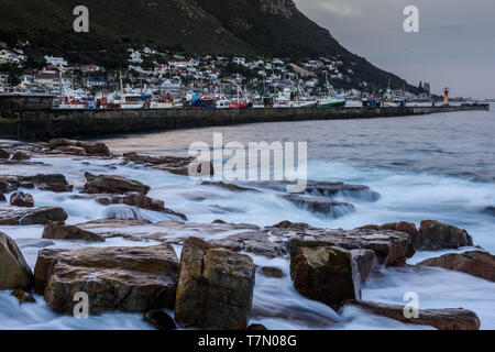 Der Kalk Bay Harbour Breakwater auf Südafrika False Bay in der Nähe von Kapstadt Western Cape Stockfoto