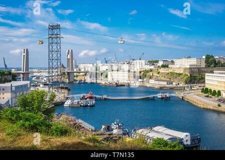 Frankreich, Finistere, Brest, urbane Seilbahn zwischen den beiden Ufern des Flusses Penfeld verbindet die Stadtteile Siam und Minou, Recouvrance Brücke im Hintergrund Stockfoto