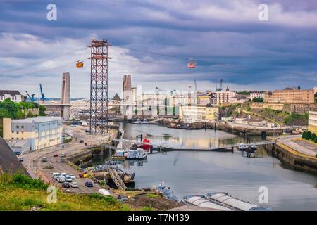 Frankreich, Finistere, Brest, urbane Seilbahn zwischen den beiden Ufern des Flusses Penfeld verbindet die Stadtteile Siam und Minou, Recouvrance Brücke im Hintergrund Stockfoto