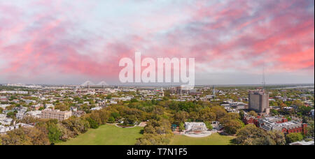 Panoramablick auf das Luftbild von Forsyth Park in der Savanne. Stockfoto