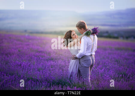 Nach der Trauung. Braut ist in Hochzeit Kleid angezogen. Braut und Bräutigam sind verheiratet. Stockfoto