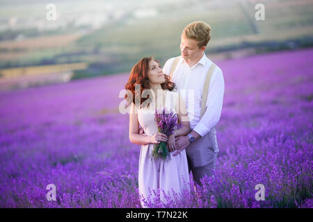 Nach der Trauung. Braut ist in Hochzeit Kleid angezogen. Braut und Bräutigam sind verheiratet. Stockfoto